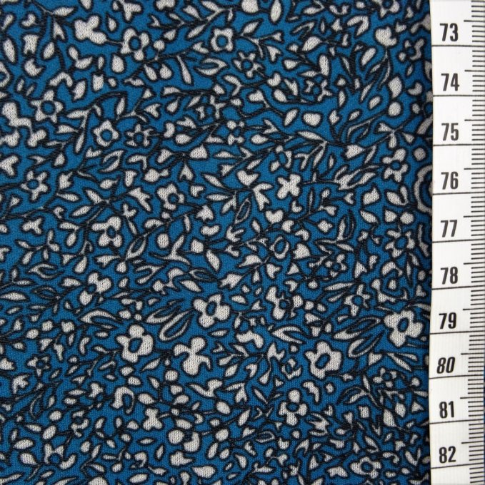 Maille Crêpe Petites Fleurs Noires et Blanches sur Fond Bleu - Coupon de 2.20 m